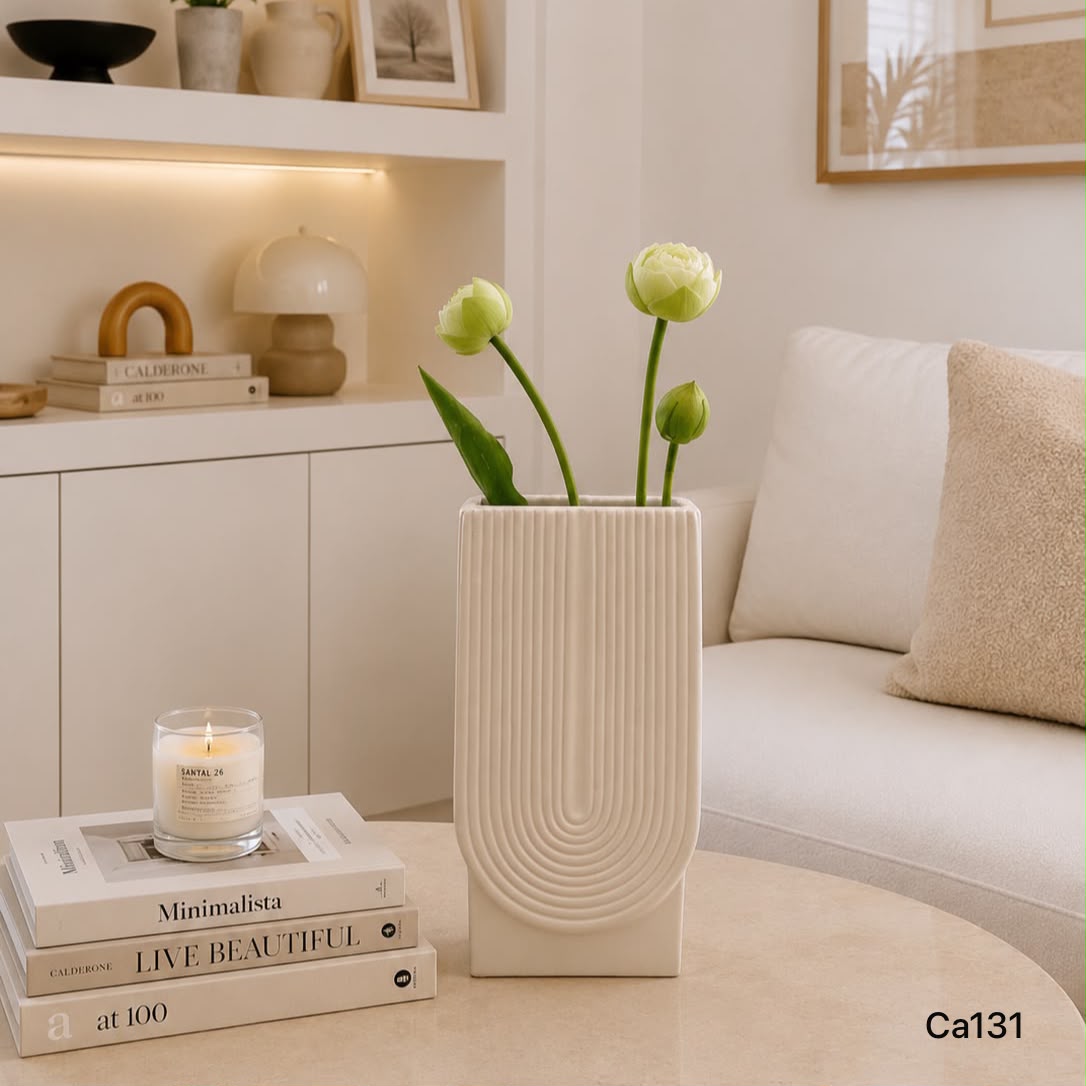 Jarron blanco textura u ceramica 13cm* 9.5cm* 26.5cm